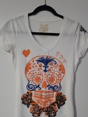 Velvet Stone Skull Graphic V-neck Tee - Size M